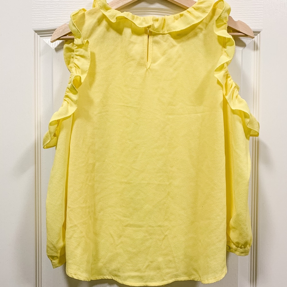 Shoulder Cutoff Ruffle Blouse - Picture 2 of 9
